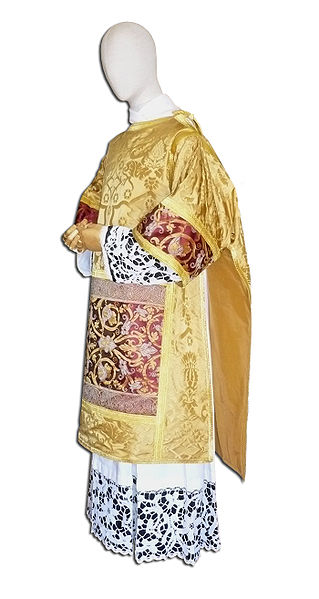 Dalmática: Vestidura litúrgica que usan los diáconos. Pieza de vestir de gran solemnidad que usaban los reyes en la edad media.