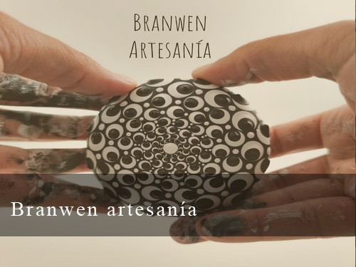 Branwen Artesanía es mi proyecto personal. Creo Mandalas sobre madera, cerámica, papel y lienzo a través de la técnica del puntillismo y mis productos finales son complementos de bisutería, llaveros, cuadernos, agendas, marcapáginas, cajas, piedras de meditación, lienzos, portainciensos, portavelas,